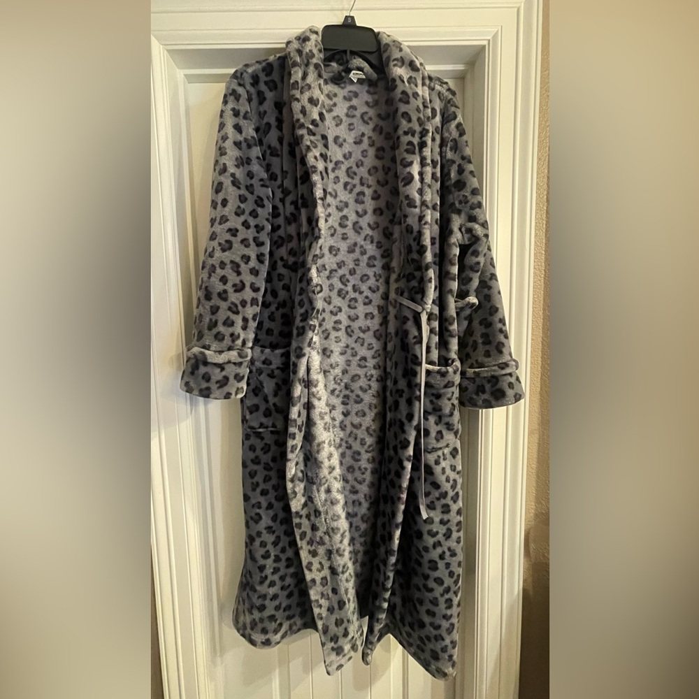 Sonoma Gray and Black Plush and Cozy Leopard Robe - Robe tie missing